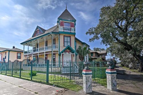 Galveston House | Ideal Galveston Home Steps from the Beach for Groups