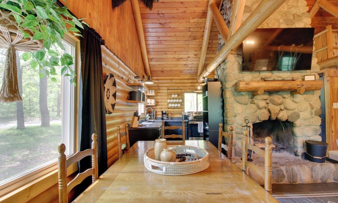 Breezy Point Cottage | Relaxing Breezy Point Cabin: Steps from the Beach!