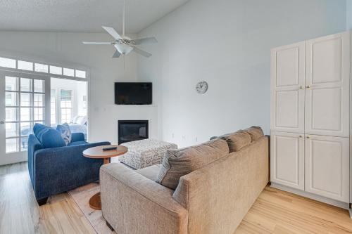 Vaught Apartment | Inviting Myrtle Beach Condo - Just 1 Mile to the Ocean!