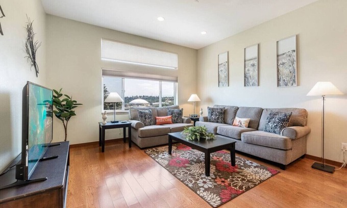 Hilltop House | <1 mi to Dome | 3BD 2.5BA | Townhouse | Garage -18