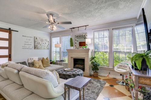 Brenham House | Inviting Family Bungalow in Brenham, Steps from Downtown