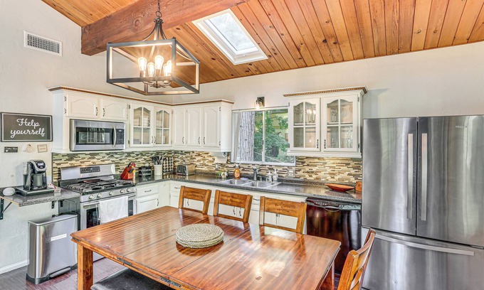 Crestline Cottage | 1 Mi to Lake: Crestline Cabin w/Deck + Gas Grill!