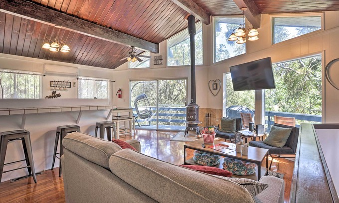 Crestline Cabin | Idyllic Lake Gregory Cabin: Deck, Grill & 9.8/10 Rating!