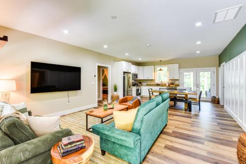 Anderson House | 1 Mi to Lake Hartwell Updated Retreat with Patio!