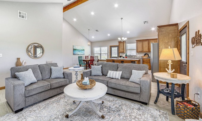 Kingston House | 1 Mi to Lake Texoma: Family Retreat w/Yard