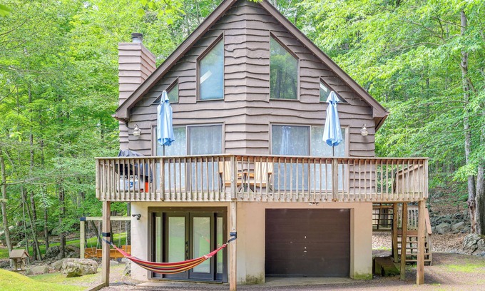 Greentown Cabin | Idyllic Poconos Cabin - Steps from Lake Wallenpaupack!