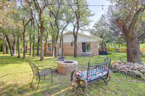 Morgan House | 1 Mi to Lake Whitney Morgan Home with Deck!