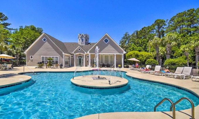 Vaught Apartment | Bright Myrtle Beach Condo with Pool and Ocean Views