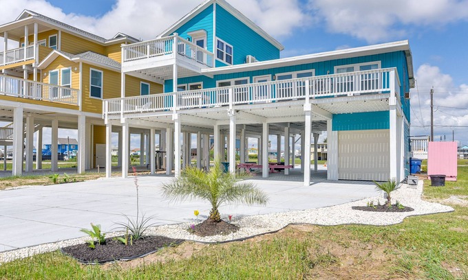 Surfside Beach Apartment | Vibrant Freeport Beach Retreat Near the Ocean & Pet-Friendly