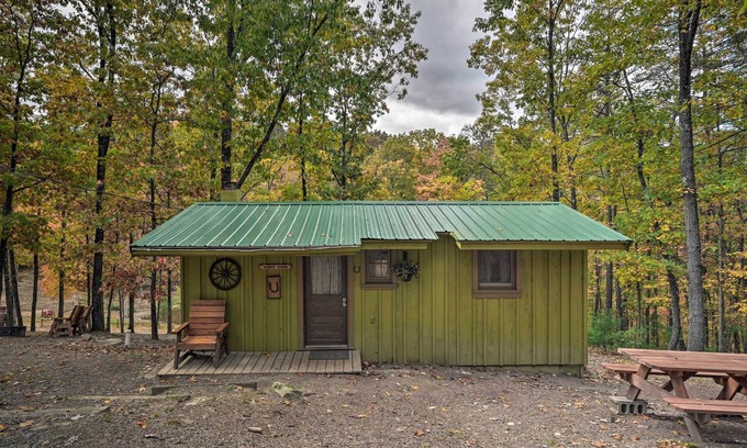 Huntingdon Cabin | Cozy Wyatt Earp Cabin with Deck, Near Raystown Lake