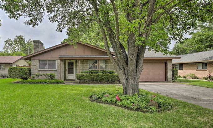 Richardson House | Inviting Richardson Home with Private Yard & Spa Amenities