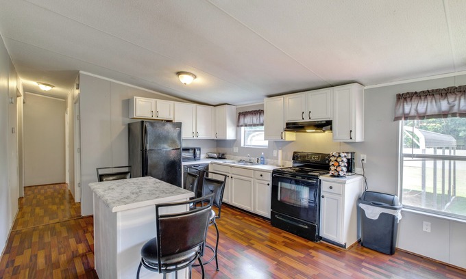 Albany Cottage | 1 Mi to US Marine Base Albany: Cozy Getaway!