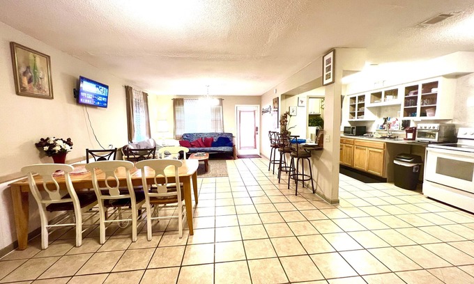 Kingsland House | Comfortable Stays Near I-95: Explore Attractions & Amenities