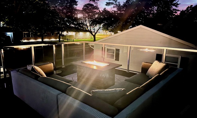 Green Bay House | 1 min -> Lambeau & Resch 🏈 Rooftop Patio w/Fire Table 🔥 Entertainment Garage 🎉