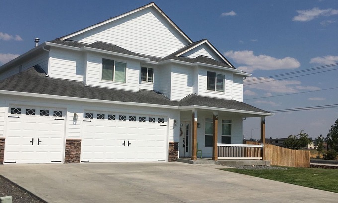 Moses Lake House | Discover Adventure Near Sand Dunes & Surf’n’Slide Waterpark