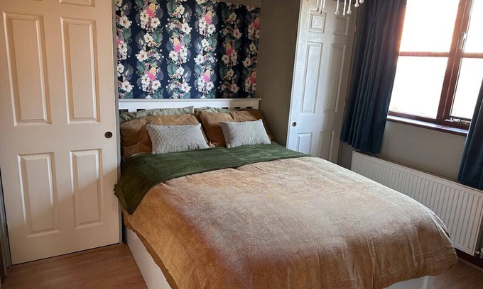 Stanford-le-Hope Apartment | 1 min walk to c2c station - free parking - 1 bed