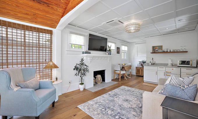 Mount Dora House | Elegant Nantucket Hotel: Steps from Downtown & Pet Friendly