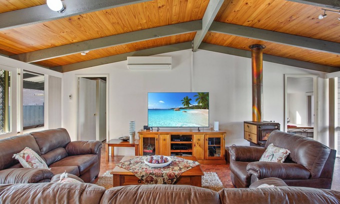 Lake Tabourie House | Prime Location: Steps from Lake with Netflix & Free Wifi