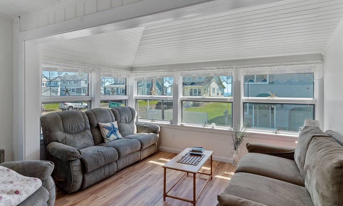 Wells Beach Apartment | Steps to Wells Beach: Ocean Views & Modern Amenities Await