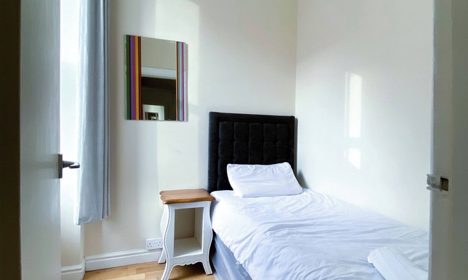 Old Town Apartment | Convenient 5-Bed Apartment Just Steps from Royal Mile