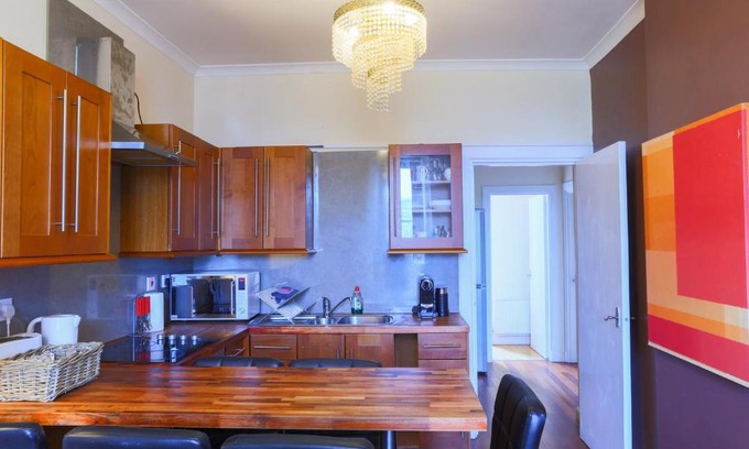 Old Town Apartment | Prime Location 5 Bed Apartment Steps from Royal Mile