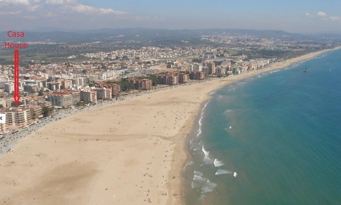 Torredembarra House | Prime Location: Steps to the Beach with Beautiful Garden