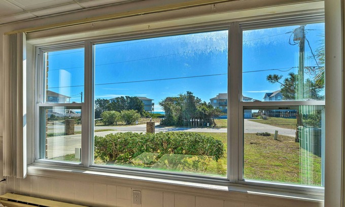 Emerald Isle Apartment | Beachside Retreat: Emerald Isle Apt Steps from the Shore