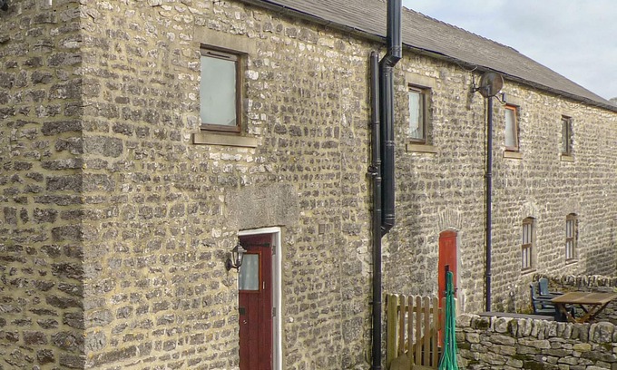 Blackwell in the Peak Cottage | Pet-Friendly 1 Primitive Mews with Garden in Chelmorton