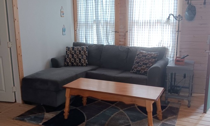 Palestine Cabin | Cozy Private Bedroom & Lofts at The Fabulous Bok Vegas