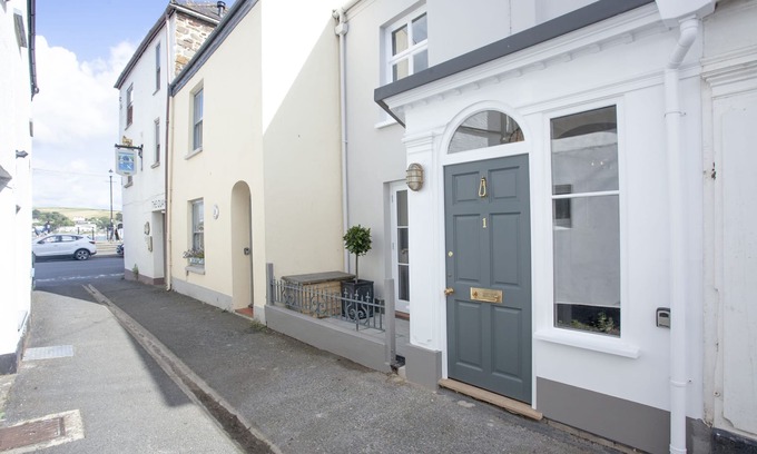Appledore Apartment | Beautifully Restored 1 Quayside Cottage with Great Amenities