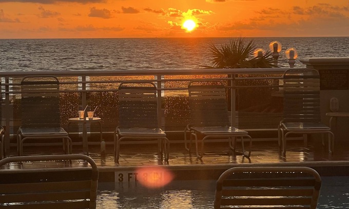 Hollywood Resort | Oceanfront Resort Steps from Hollywood Beach with Great Amenities