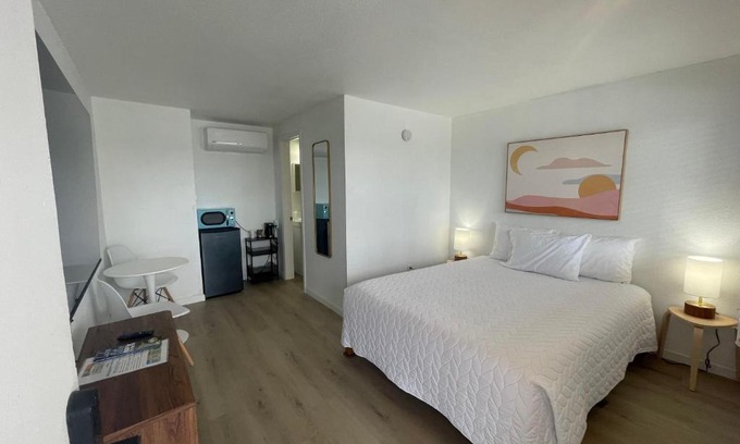 Lake City Hotel | Comfortable Queen Bed Room – Pet and Child Friendly Stay