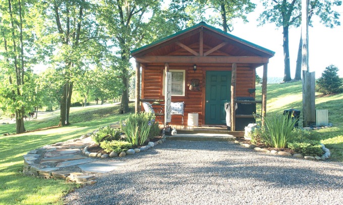 Paxinos Cottage | Cozy Creek View Room with Kitchen & Breakfast Included