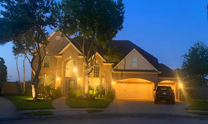 League City House | 1 Room only for Rent on the Golf Course with a Coffee Bar upstairs. Max 2 guests