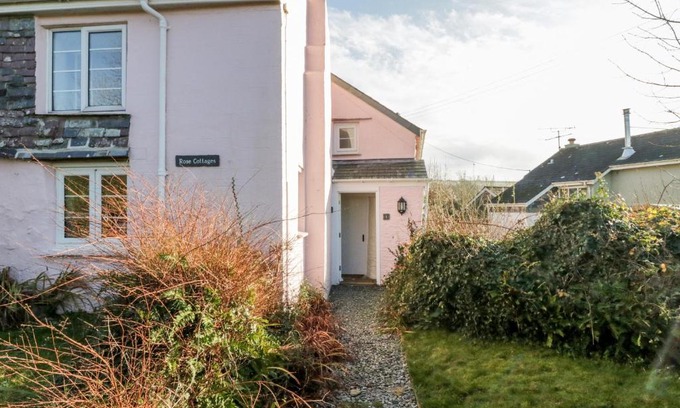 Lansallos House | Cozy Rose Cottages: Child-Friendly Retreat with Top Ratings