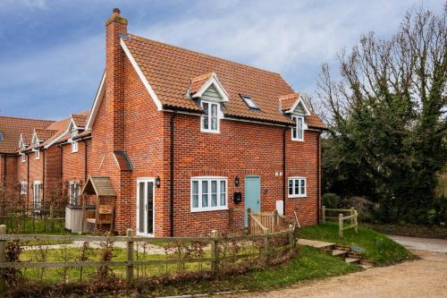 Saxmundham House | Cozy 4-Star Roseanna Cottage in Middleton - Family Friendly