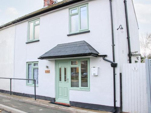Four Crosses House | Dog-Friendly Retreat at 1 Sarnwen Cottages - Rated 9.5/10