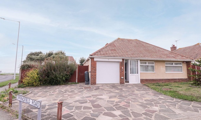 Margate House | Pet-Friendly Retreat with Garden at 1 Springfield Road