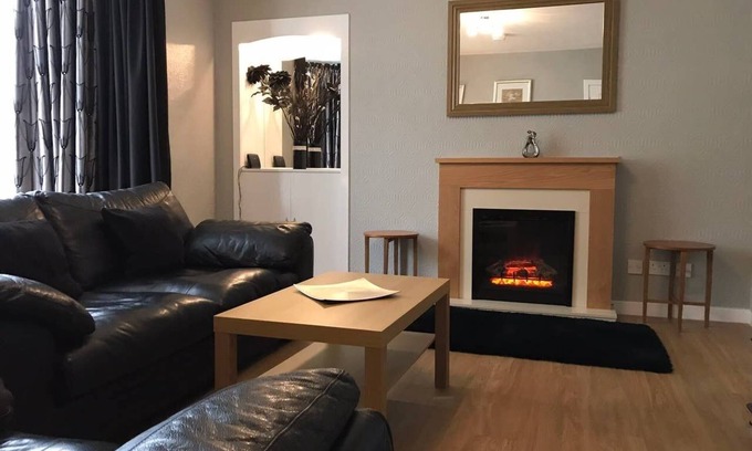 Perth Apartment | Discover St Catherine’s City Cottage: Top-Rated Stay with Pool