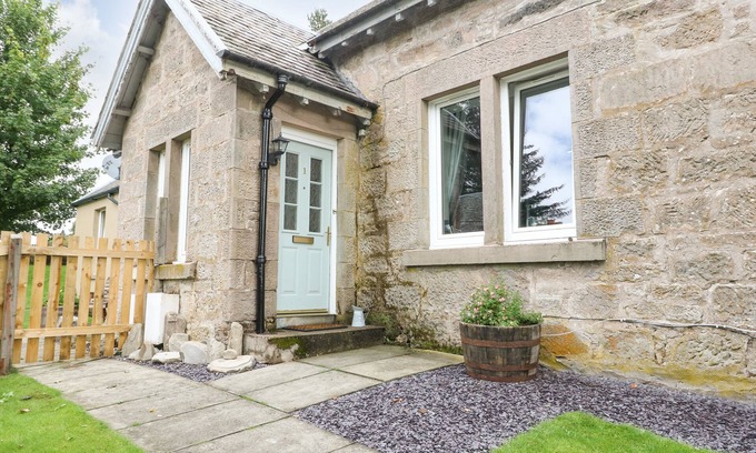 Foss House | Cozy 1 Station Cottages: Pet-Friendly Retreat in Dalwhinnie