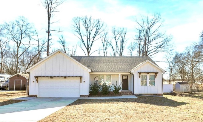 Harrisburg House | 1 story fenced backyard mins from UNCC & speedway