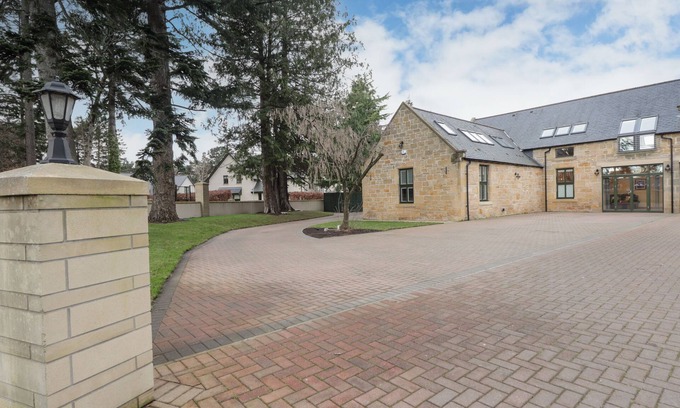 Elgin House | Relax at The Coach House: Pet Friendly with Hot Tub