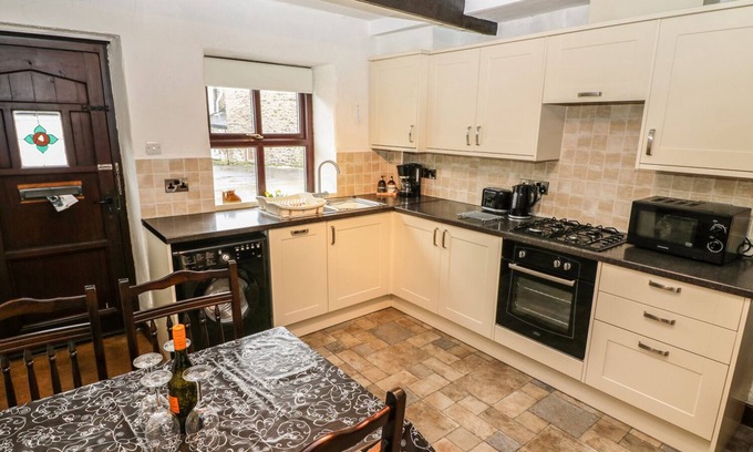 Clitheroe Cottage | Discover 1 The Stables: Guest Rated 9/10 with Kitchen & Breakfast