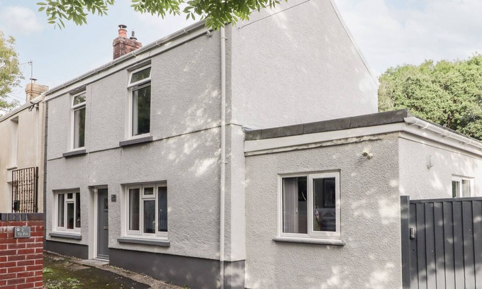 Burry Port House | 1 TY FRI, pet friendly, character holiday cottage in Burry Port