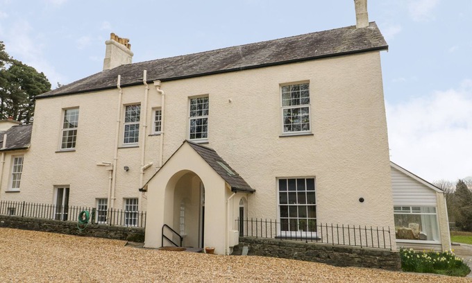 Menai Bridge Cottage | Family-Friendly 1 TYN Y CAEAU Apartment with Ocean Views