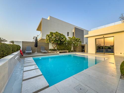 Abu Dhabi Apartment | #1 Villa in Yas - Private Pool - Full Golf Course View - Amazing BBQ - 5 min from F1, Ferrari World, Yas Mall, Warner Bros, Golf, etc