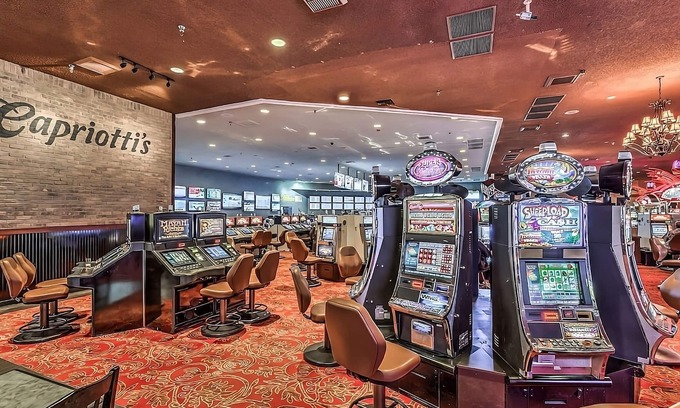 Laughlin Hotel | Exciting Nevada Getaway: Dining, Casino & Family Amenities!
