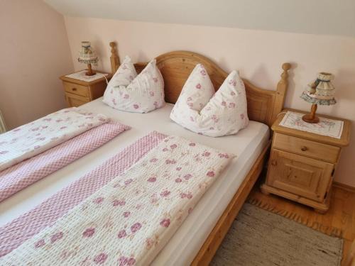 Wagerberg Apartment | Cozy 2-Person Bedroom at Fam Herbst I Thaller - Child Friendly