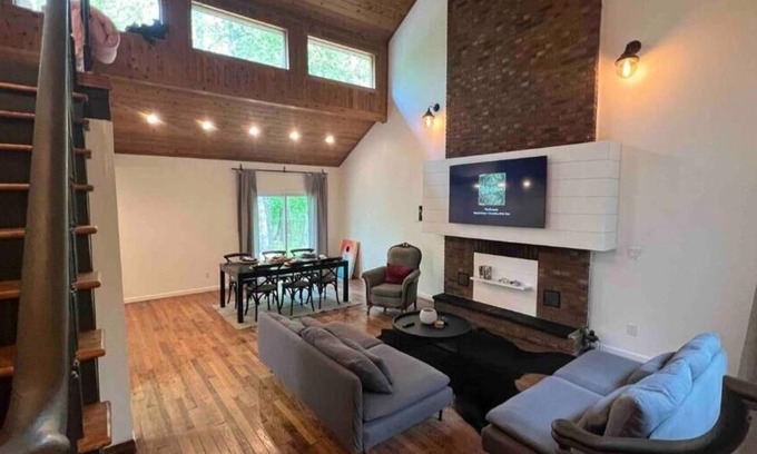 Swan Lake House | Discover 10 Acres of Private Woodlands for Your Family Retreat