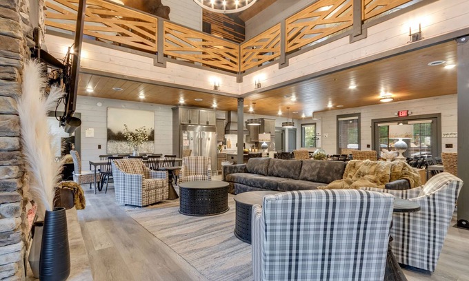 Gatlinburg - Pigeon Forge Cabin | Exceptional 10 Bedroom Cabin with Pool in Arts Community